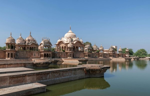 Dive into the dynamic realm of british theatre: must-experience guided tours in london